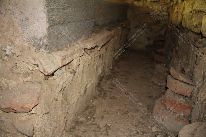 A csatornát jól láthatóan tetőfedő cseréppel (tegula) fedték le