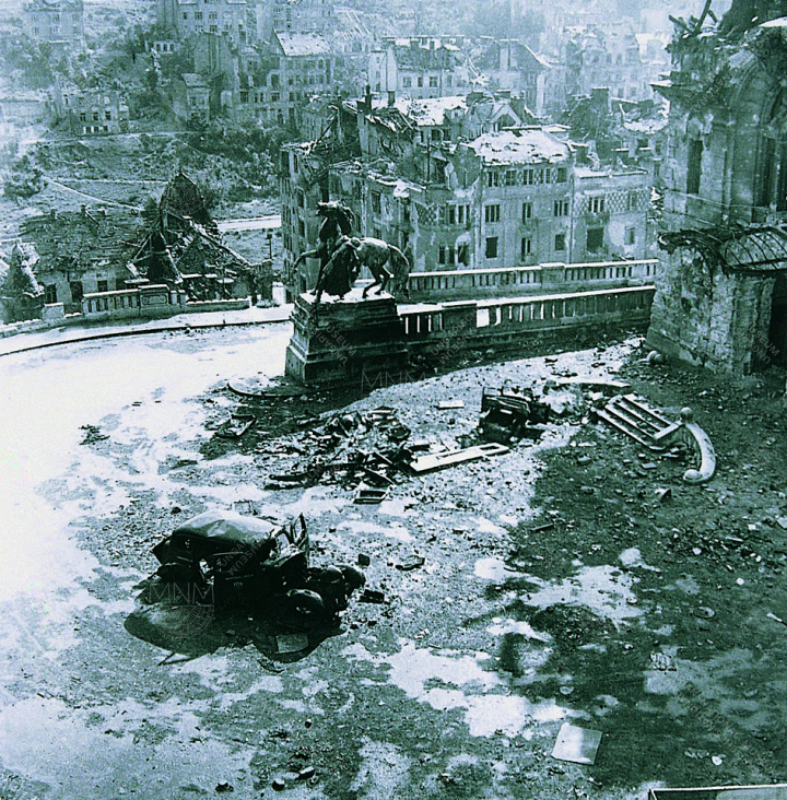A romos Buda a királyi várból nézve, Budapest, 1945 nyara, Csörgeő Tibor felvétele