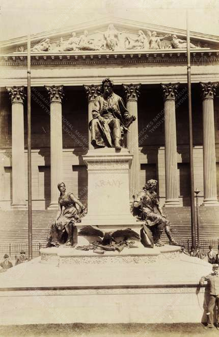 Arany János szobra a Múzeumkertben, 1900 k. 