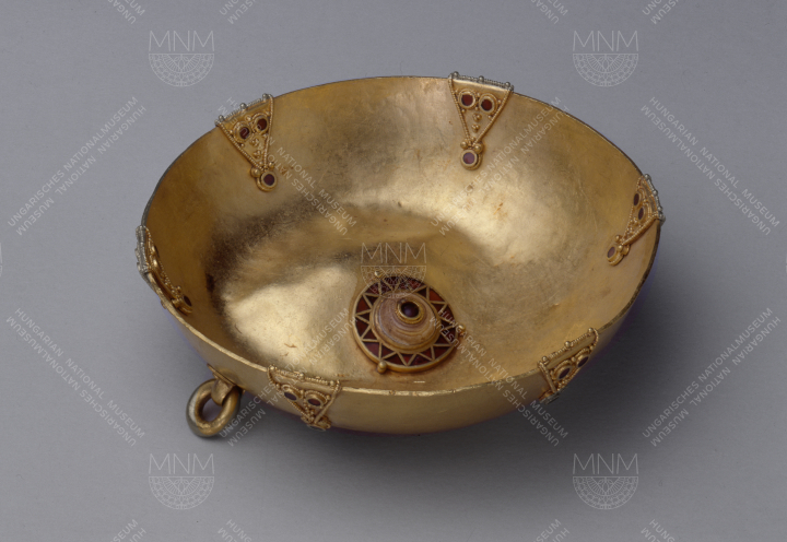 ROUND, SHALLOW, GOLDEN BOWL, WITH STONE INLAY IN THE MIDDLE