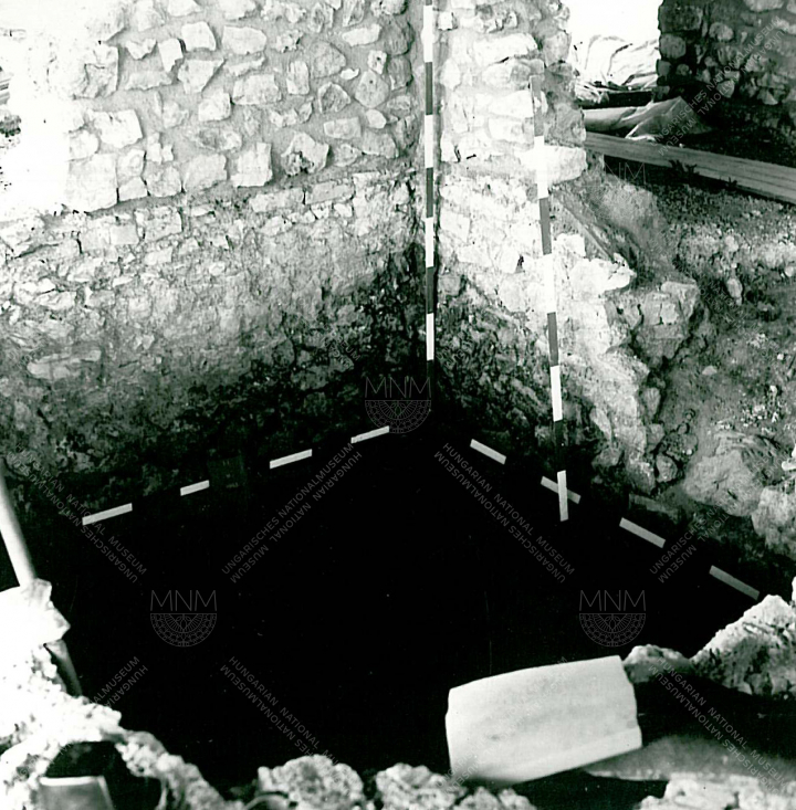 A 11. terem délnyugati negyedében feltárt alapozása 