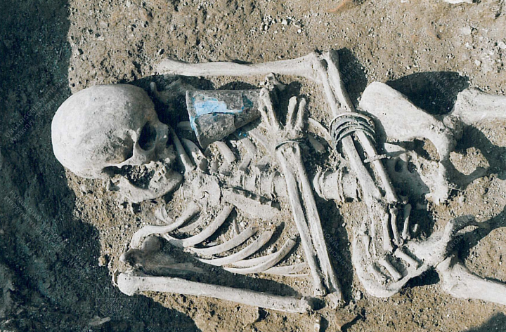 Késő római női sír a XVII. épület külső tövében