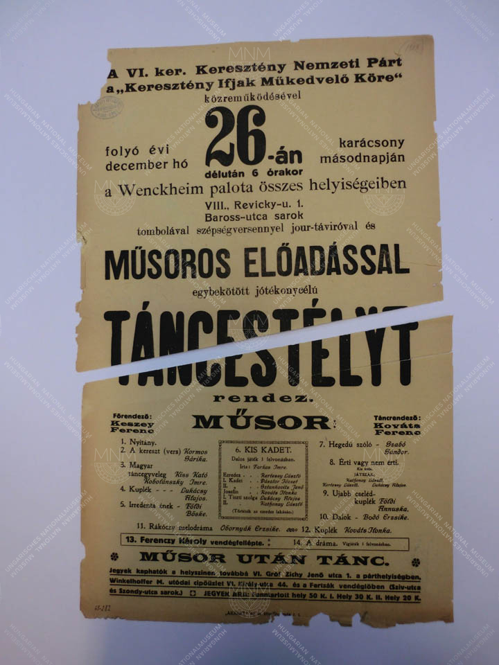 Az ember nincsen fából komédia plakátja