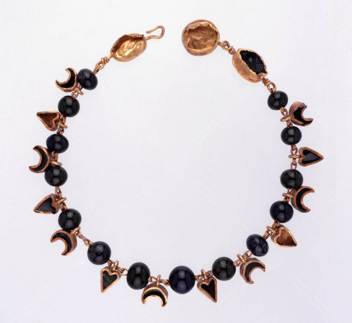 GARNET-INLAID NECK PENDANT