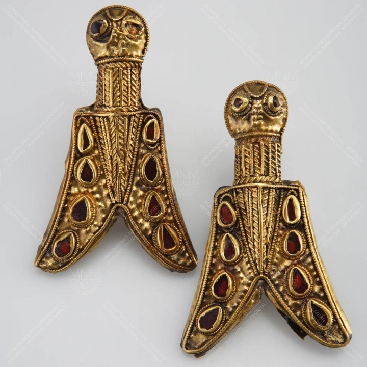 PAIR OF CLOISONNÉ CICADA (CRICKET) FIBULAS DECORATED WITH SCATTERED STONE INLAY