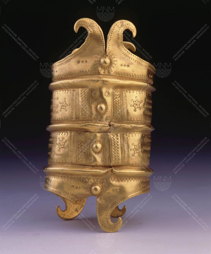 richly decorated gold armband