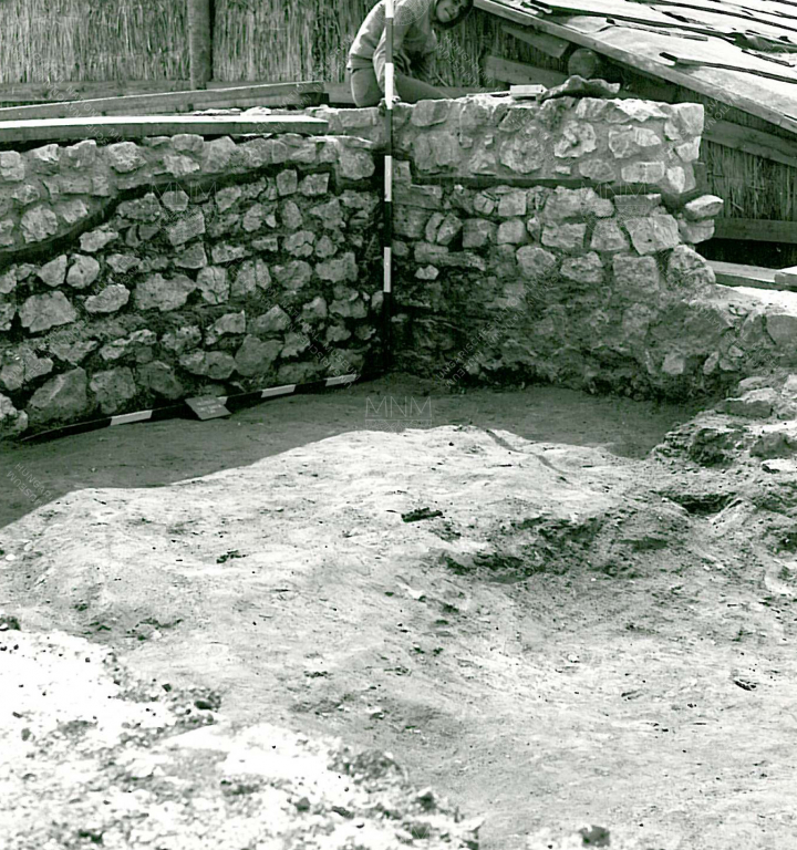 A 7. terem sarka a terrazzo-alapozás elbontása után - feltáráskor készült felvétel