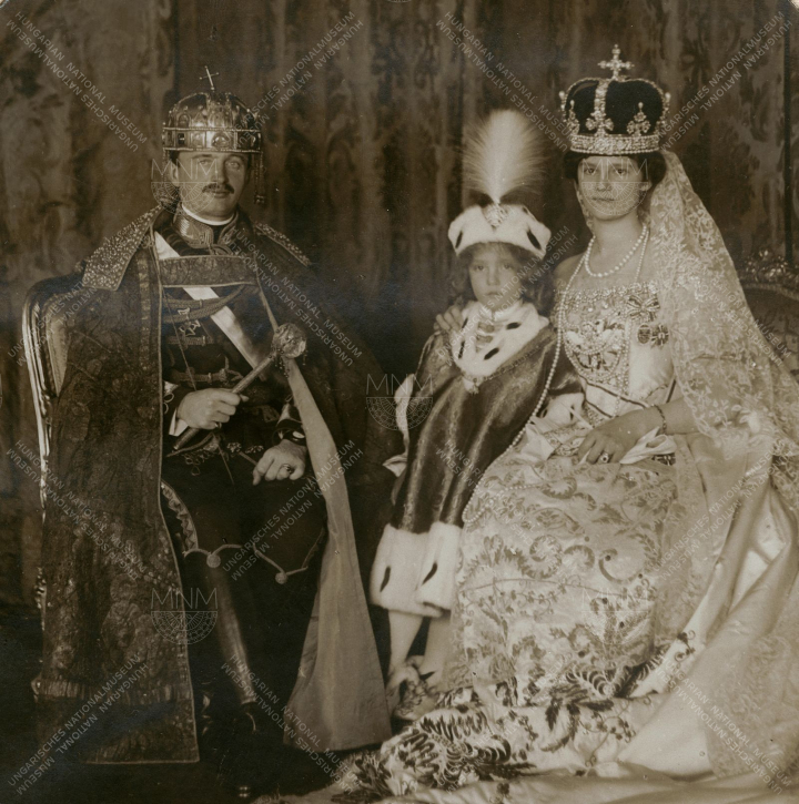 Az uralkodópár és Ottó herceg koronázási ornátusban